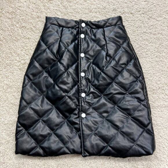 Black Faux Leather Quilted Puffer Skirt Snap Size Small - Picture 1 of 6